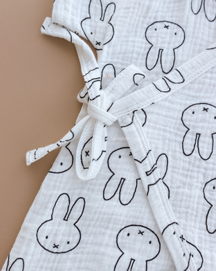 Мусліновий пісочник кімоно для малят Зайчики на білому Muslin Baby